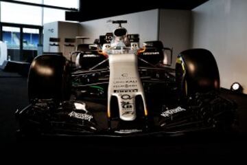 El mejicano Sergio Perez y el franc¨¦s Esteban Ocon, pilotos titulares de Force India, presentaron el nuevo VJM10 para la temporada 2017.