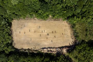 Varios indígenas juegan al fútbol en la localidad de Tairema de Peruibe, al sur del estado de Sao Paulo (Brasil). La competición forma parte de los denominados Juegos Indígenas, una particular versión de los JJ OO en la que los participantes compiten por medallas en fútbol, tiro con arco, atletismo, tira y afloja y lucha indígena entre otros deportes.