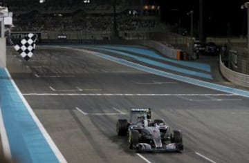 Nico Rosberg viendo la bandera a cuadros que le da la victoria en Abu Dhabi.