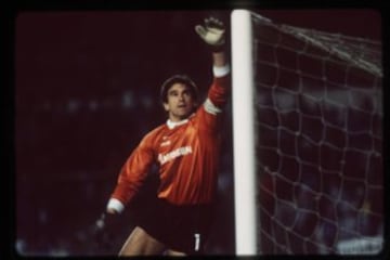 Arconada mítico portero de la Real Sociedad, toda una vida bajo palos dejando actuaciones magistrales. Fue también portero de la Selección española entre 1977 y 1985.