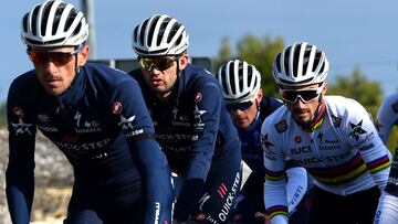 Los ciclistas del Quick-Step, con el campe&oacute;n del mundo Julian Alaphilippe, durante un entrenamiento.