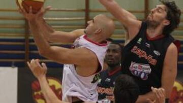 <b>MÁS MÚSCULO Y KILOS. </b>Rey penetra ante Gasol, Ibaka y Suárez.