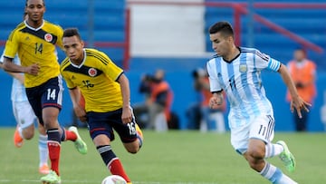 Jarlan Barrera y Ángel Correa durante un partido entre Colombia y Argentina en el Sudamericano Sub 20 Uruguay 2015.