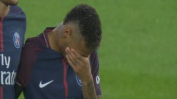 Neymar no pudo contener las l¨¢grimas en recuerdo de Barcelona