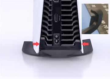 Con el soporte, en posición vertical.