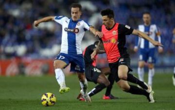 Lucas Vázquez disputa un balón con Joaquín Navarro.