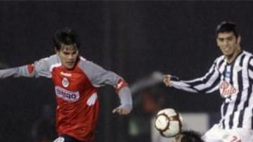 VICTORIA Y ELIMINACIÓN. El paraguayo Libertad se llevó la victoria pero cayó en el global de la eliminatoria frente al Chivas de Guadalajara. En la foto, Xavier Baez pelea por un balón con Victor Caceres y Jose Nuñez.