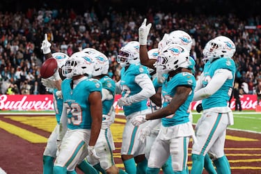 Los jugadores de Miami Dolphins celebran el triunfo.