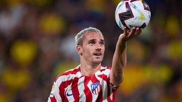 Griezmann sostiene el balón con la mano durante el encuentro de pretemporada ante el Cádiz.