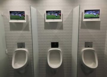 Un restaurante-churrasquería, típica comida de Río, instaló televisiones en sus aseos para que sus clientes no perdiesen detalle del fútbol ni a la hora de ir al lavabo.