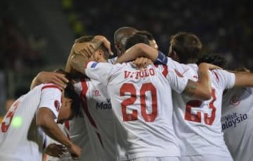 FIR723. FLORENCIA (ITALIA), 14/05/2015.- El jugador del Sevilla Carlos Bacca (i) celebra con sus compañeros después anotar un gol hoy, jueves 14 de mayo de 2015, durante el partido entre Fiorentina y Sevilla por las semifinales de la Liga Europa, en el estadio Artemio Franci de Florencia (Italia). EFE/Maurizio Degl'Innocenti