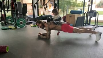 Ramos entrenando junto a su hijo es lo mejor que verás