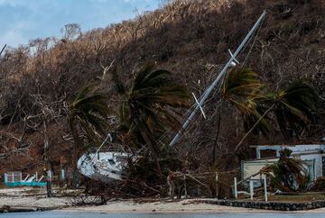 Un yate varado en la playa después de que el huracán Beryl pasara por Clifton, Union Island, San Vicente y las Granadinas.