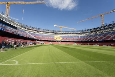 Vista del interior del estadio. Se observan grúas que siguen trabajando en las gradas superiores.