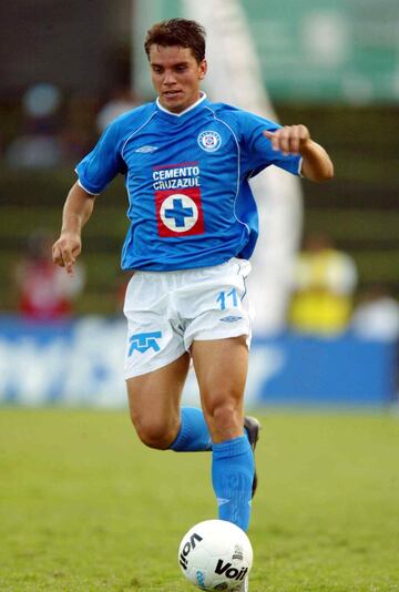 Jugó en Cruz Azul del 2000 al 2003.