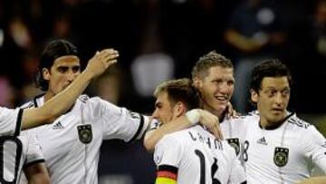 Lahm, felicitado por su gol.