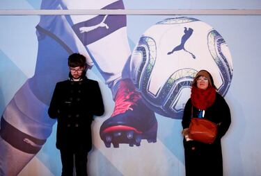 Dos aficionados esperan al inicio del partido ante un mural del Etihad Stadium. El resultado de la ida, 1-3 para los de Guardiola, daba, a priori, poco lugar a la esperanza red devil pero abría las puertas a canteranos como Greenwood y Brandon Williams y para los turistas que aprovechan la Copa de la Liga para ver buen fútbol.