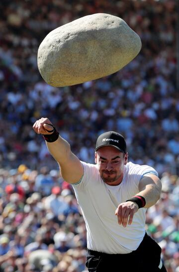 Remo Schuler lanza una piedra de 83,5kg durante el Federal Alpine Wrestling Festival 2019 en Zug, Suiza.
