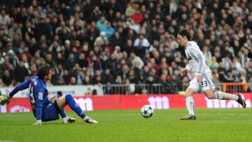 Real Madrid&#039;s German midfielder Mesut Ozil (R) scores a goal during the Spanish King&#039;s Cup (Copa del Rey) semifinal second-leg football match Real Madrid CF vs Sevilla FC on February 2, 2011 at the Santiago Bernabeu stadium in Madrid.    AFP PHOTO/ DOMINIQUE FAGET
 