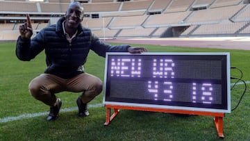 El exatleta estadounidense Michael Johnson, cuádruple campeón olímpico y ocho veces campeón mundial, visitó este viernes el estadio de La Cartuja de Sevilla, donde hace veinte años estableció un récord del mundo de 400 metros lisos (43,18 segundos) que estuvo vigente hasta los pasados Juegos de Río de Janeiro 2016.