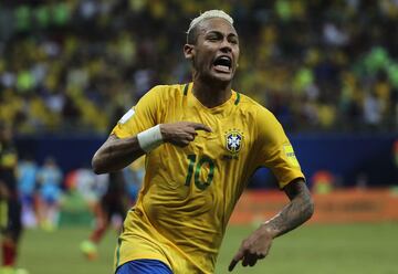 Neymar fue uno de los protagonistas del video de la canción 'Dança Do Kong' del cantante brasileño Alexandre Pires en 2012, pero no cantó. El atacante del PSG se atrevió a salir a la tarima y cantar 'Ai se eu te pego' junto a Michel Teló.