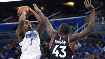 Serge Ibaka lanza ante Pascal Siakam.