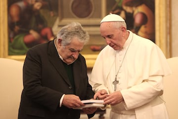 El Papa Francisco intercambia regalos con el Presidente de Uruguay, Jos谷 Mujica, durante una audiencia en su biblioteca privada el 1 de junio de 2013 en la Ciudad del Vaticano. El Presidente Mujica estaba relaizando una gira internacional de dos semanas que lo llev車 a visitas China, Espa?a e Italia y reunirse con los dirigentes de estos pa赤ses.