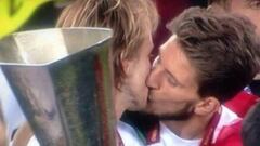 Beso entre Ivan Rakitic, y Daniel Carriço, tras ganar la Europa League