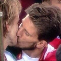 Los 10 besos más polémicos y apasionados entre futbolistas