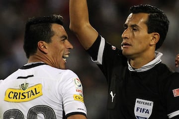 Esteban Paredes cumple 37 años de edad. En su carrera profesional ha jugado en Santiago Morning, Puerto Montt, Pachuca Junior de México, Cobreloa, Colo Colo, Atlante y Querétaro de Mexico. En la selección chilena participa regularmente desde 2006.