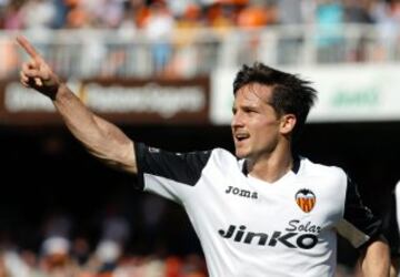 El centrocampista argentino del Valencia Pablo Piatti celebra la consecución del primer gol de su equipo ante el Elche, en el partido de la trigésima tercera jornada de liga en Primera División que se disputa esta tarde en el estadio de Mestalla.