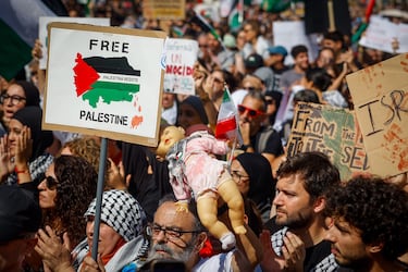 Decenas de personas durante una manifestación en apoyo a Palestina en Barcelona.