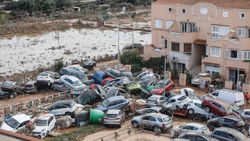 Decenas de vehículos acumulados tras el paso de la DANA en el barrio de la Torre tras el paso de la DANA, a 31 de octubre de 2024, en Valencia, Comunidad Valenciana (España). Esta mañana se han reanudado las labores de búsqueda de los desaparecidos en las zonas afectadas por la ana en la Comunidad Valenciana, que se ha cobrado la vida de más de 100 personas, por el momento. Además, los daños materiales son incontables con carreteras cortadas y zonas aisladas por el agua, el barro y los corrimientos de tierra. Muchos municipios están sin agua potable y unas 75.000 personas se encuentran sin suministro eléctrico en la provincia de Valencia a consecuencia del temporal. Esta DANA es la catástrofe atmosférica más trágica que se haya registrado en España en más de medio siglo.
31 OCTUBRE 2024;VALENCIA;VICTIMAS;DANA
Rober Solsona / Europa Press
31/10/2024