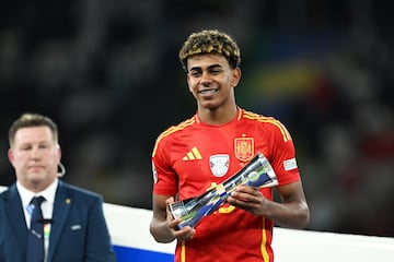 Lamine Yamal, con el trofeo al mejor jugador joven del torneo.