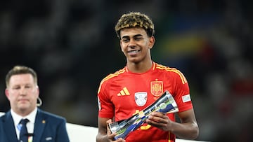 Lamine Yamal, con el trofeo al mejor jugador joven del torneo.