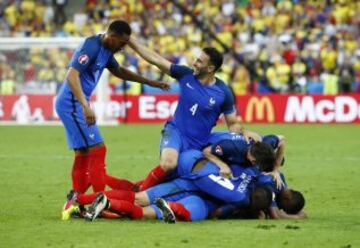 2-1. Dimitri Payet celebró el gol de la victoria con sus compañeros.