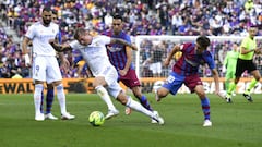 Kroos se va de Busquets y Gavi en el Cl&aacute;sico Barcelona-Real Madrid de la primera vuelta de LaLiga Santander.