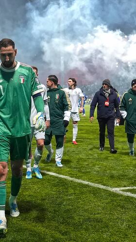 Gianluigi Donnarumma, portero de la selección de Italia, camino de los vestuarios tras car en los penaltis con Bosnia y quedarse fuera del Mundial.