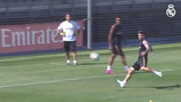 James Rodríguez muestra sus habilidades en entreno