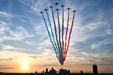 Esta fotografía tomada desde el Arco del Triunfo muestra al equipo de vuelo acrobático de élite de la Fuerza Aérea Francesa "Patrouille de France" realizando una actuación sobre La Defense durante la Ceremonia de Apertura de los Juegos Paralímpicos de París.