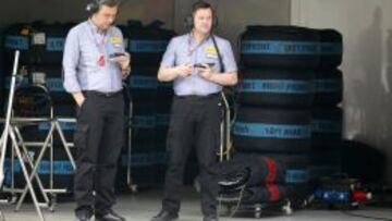 Hembery (derecha) defiende la eficacia de los Pirelli.