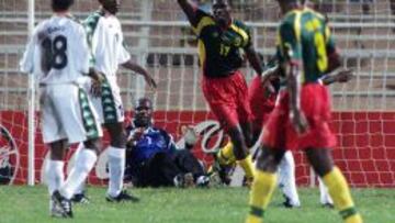 El fallecido Marc-Vivien Foé anota uno de los goles de la derrota de Costa de Marfil (3-0) en la Copa de Africa de 2000.
