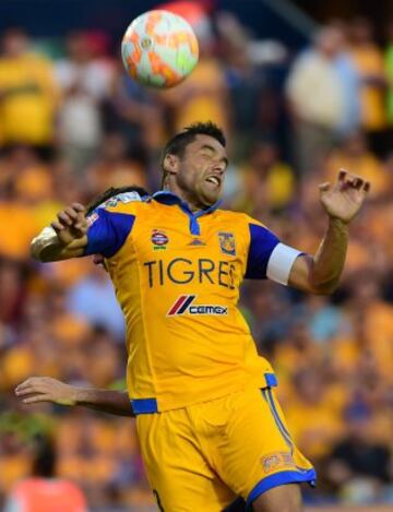 Juninho (front) of Mexico's Tigres vies for the ball with Lucas Alario (back) of Argentina's River Plate, during their Libertadores Cup first leg final, at the Universitario Stadium, in Monterrey, Nuevo Leon State, Mexico, on July 29, 2015. AFP PHOTO/RONALDO SCHEMIDT