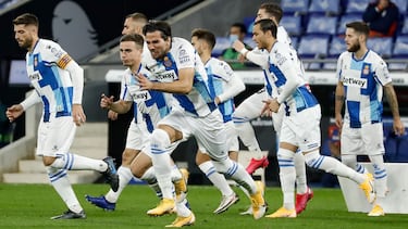 Detalhe da primeira notícia publicada sobre o Espanyol na camisa comemorativa