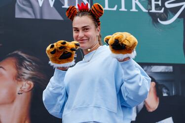 Aryna Sabalenka, líder del ranking mundial femenino de tenis, asistió a un evento con aficionados del WTA 1.000
de Wuhan, en el Centro Internacional de Tenis Optics Valley de la ciudad china. Allí, la bielorrusa, que siempre derrocha
simpatía, no dudó en disfrazarse de tigresa, en honor al tatuaje que luce en su brazo izquierdo y que le caracteriza.