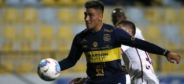 Pereira controla el balón durante un partido.