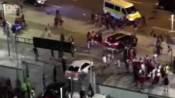 Hinchas de Flamengo patean los carros de los jugadores