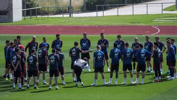 El seleccionador Julen Lopetegui, conversa con los jugadores durante el entrenamiento de la selecci&oacute;n espa&ntilde;ola en la Ciudad del F&uacute;tbol de Las Rozas . 