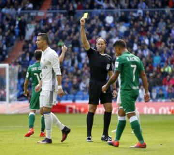 El árbitro Mateu Lahoz le muestra tarjeta amarilla a Cristiano por protestarle una falta no señalada.