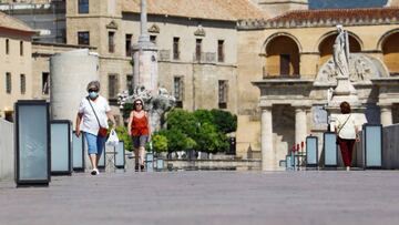GRAFAND8272. CÓRDOBA, 08/05/2020.- Dos mujeres pasean por el Puente Romano de Córdoba hoy viernes cuando continúa la fase 0 de la desescalada del Estado de Alarma por la crisis sanitaria de la COVID-19. EFE/Salas